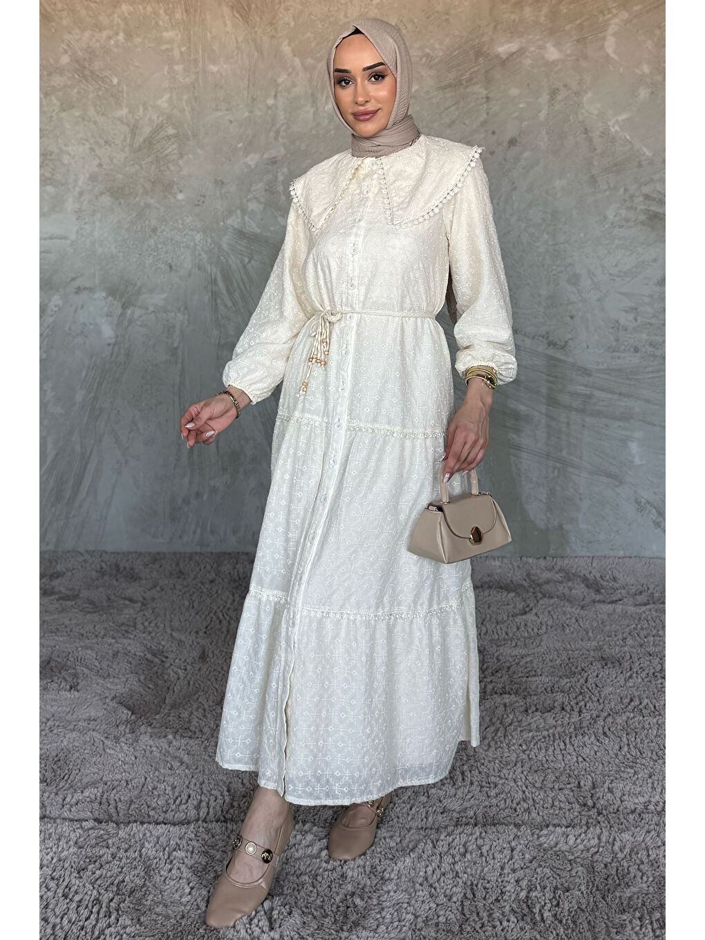 Bej Kendinden Desenli Boydan Düğmeli Fırfırlı Tesettür Elbise-1