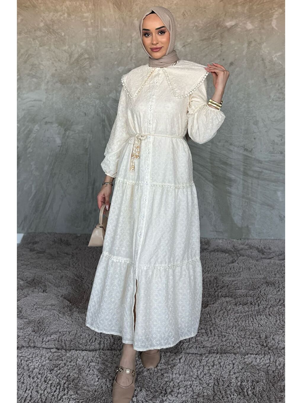 Bej Kendinden Desenli Boydan Düğmeli Fırfırlı Tesettür Elbise-3