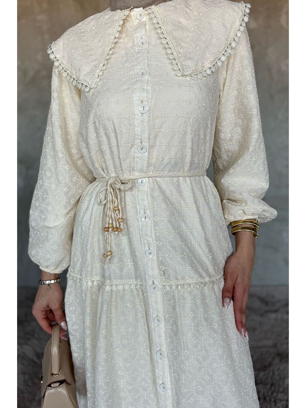 Bej Kendinden Desenli Boydan Düğmeli Fırfırlı Tesettür Elbise-5