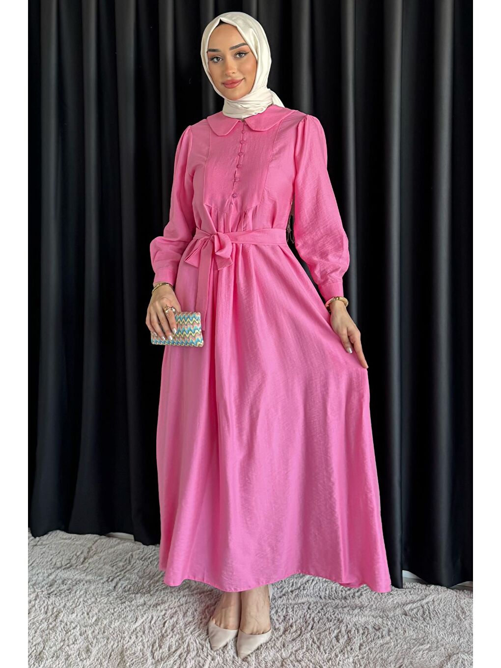 Pembe Bebe Yaka Ön Düğme Detaylı Pileli Kuşaklı Tesettür Elbise-1