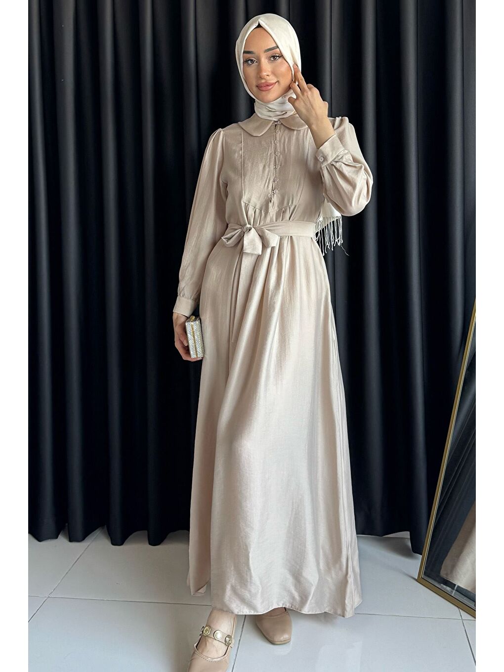 Bej Bebe Yaka Ön Düğme Detaylı Pileli Kuşaklı Tesettür Elbise-3