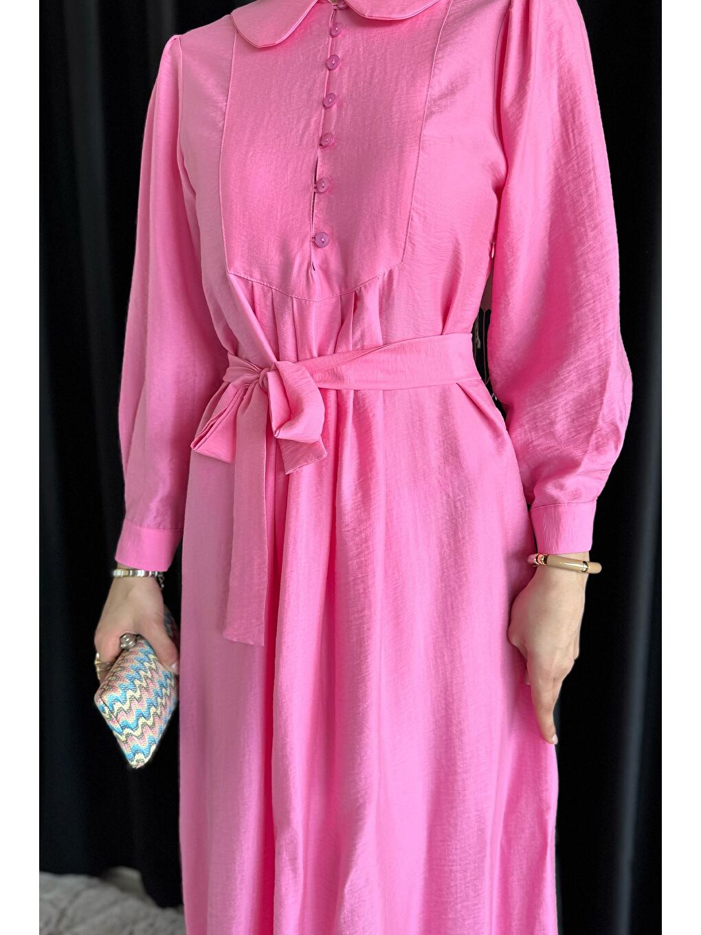 Pembe Bebe Yaka Ön Düğme Detaylı Pileli Kuşaklı Tesettür Elbise-5