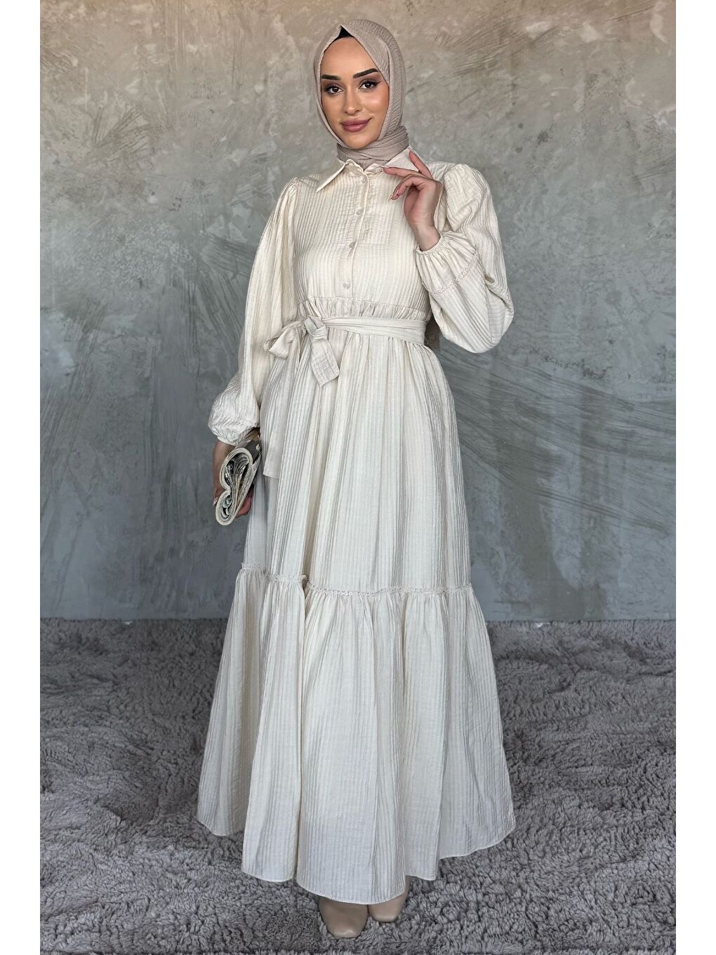 Bej Ön Yarım Düğmeli Pileli Fırfırlı Tesettür Elbise-1