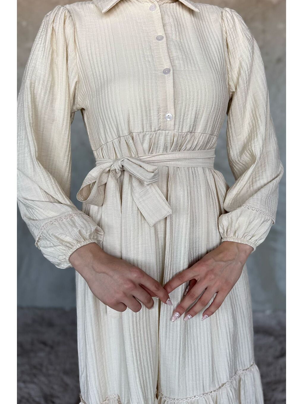 Bej Ön Yarım Düğmeli Pileli Fırfırlı Tesettür Elbise-5