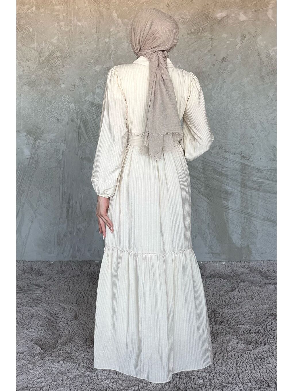 Bej Ön Yarım Düğmeli Pileli Fırfırlı Tesettür Elbise-7