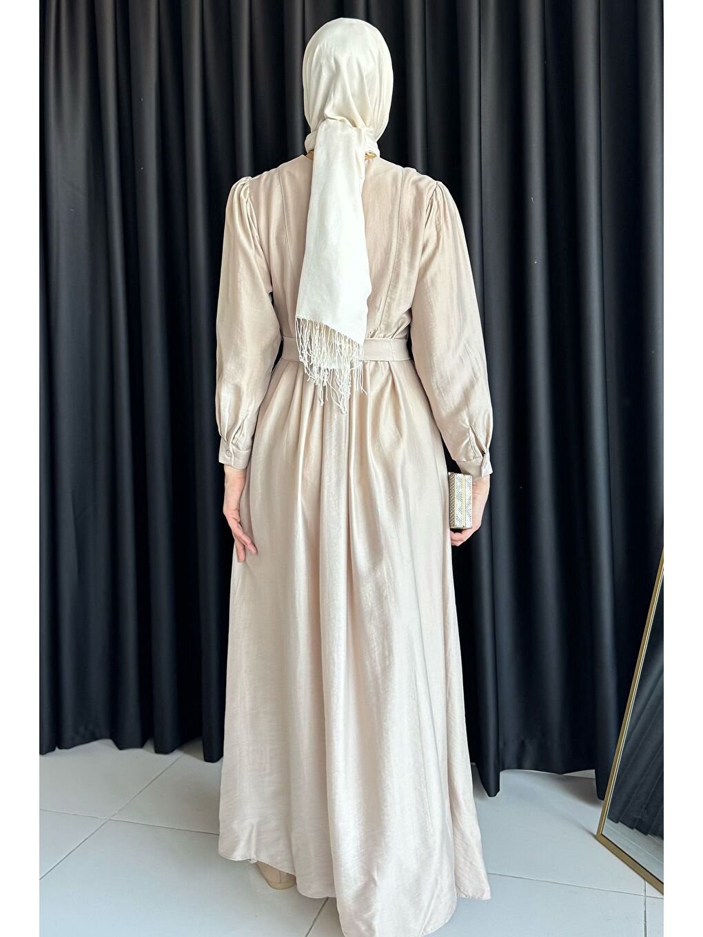 Bej Bebe Yaka Ön Düğme Detaylı Pileli Kuşaklı Tesettür Elbise-7