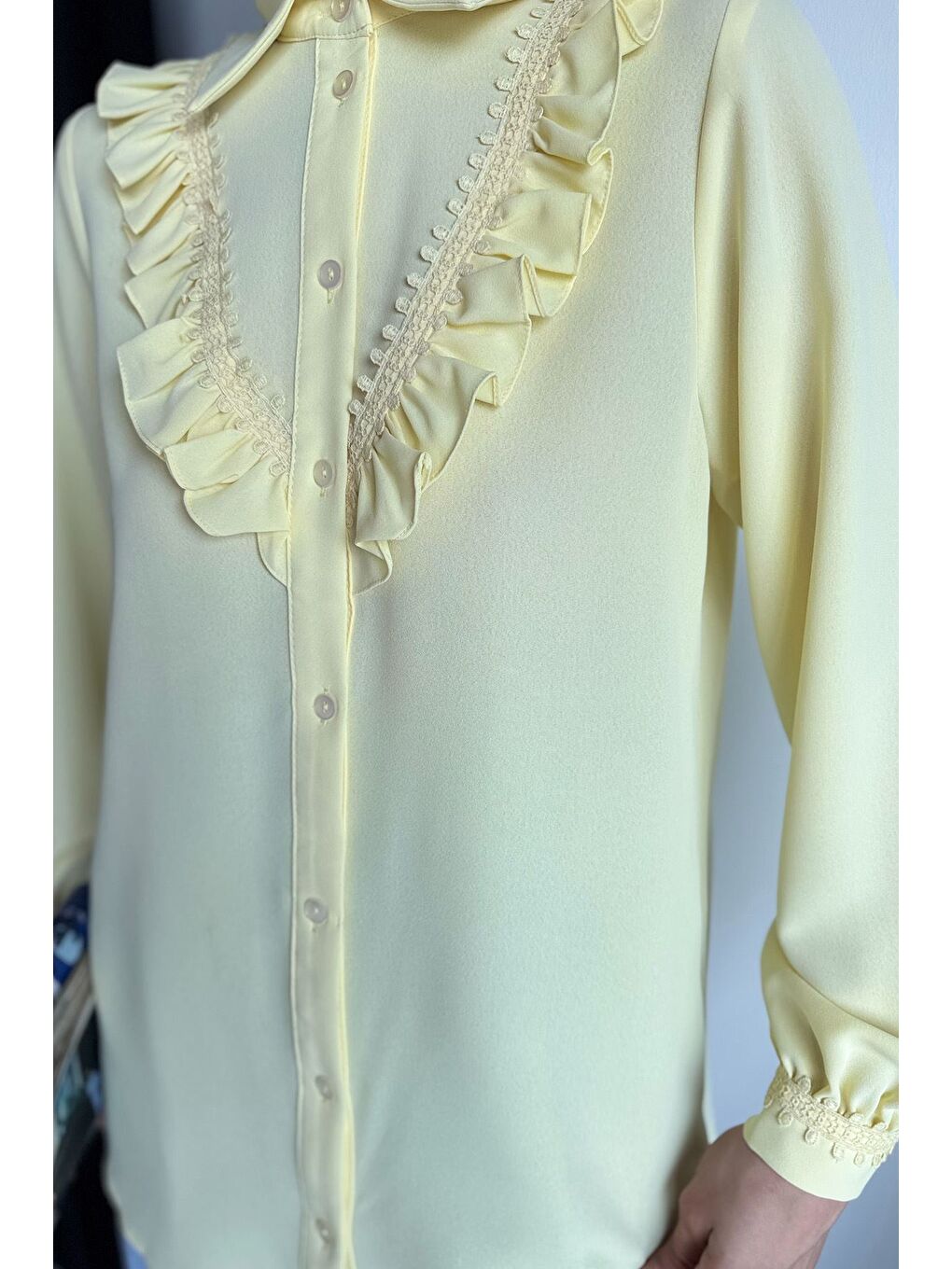 Sarı Güpür Detaylı Fırfırlı Tesettür Gömlek-5