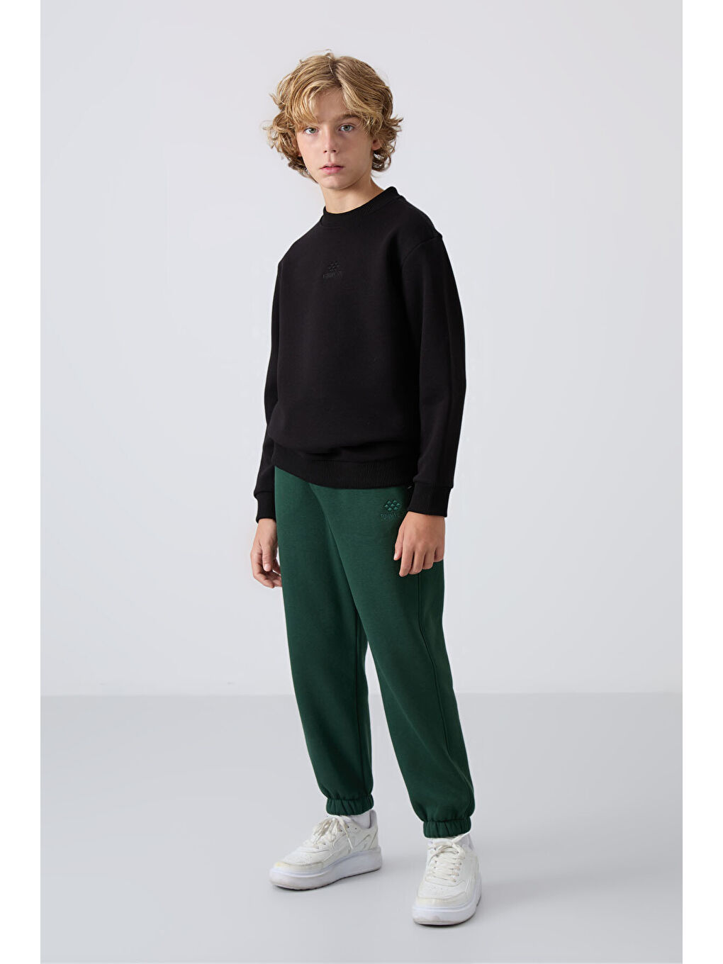 Siyah Pamuklu Kalın İçi Tüylü Yumuşak Dokulu Standart Fit Nakışlı Erkek Çocuk Sweatshirt - 11232-4