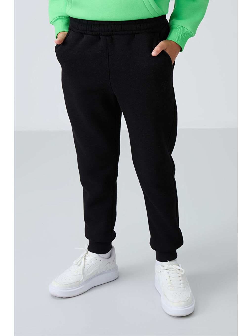 Siyah Pamuklu Kalın İçi Tüylü Yumuşak Dokulu Standart Fit Nakışlı Erkek Çocuk Eşofman Alt - 11224-1