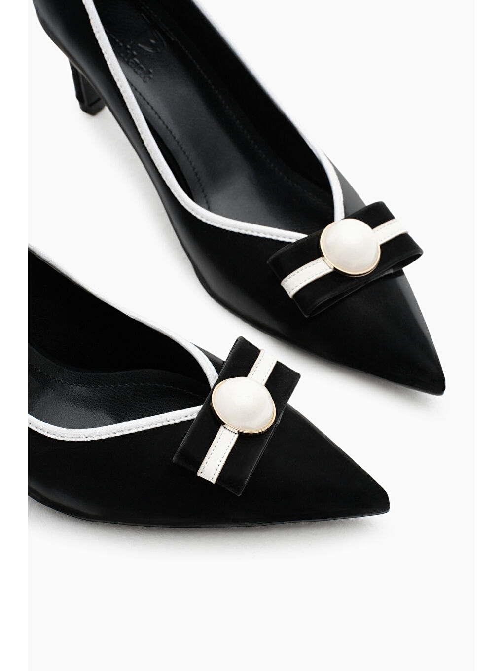 Kadın Siyah Neolit Taban Önü Tokalı Sivri Burunlu Topuklu Ayakkabı-2