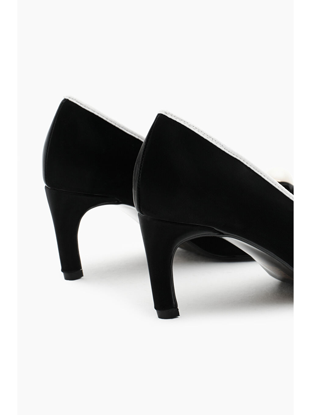 Kadın Siyah Neolit Taban Önü Tokalı Sivri Burunlu Topuklu Ayakkabı-4