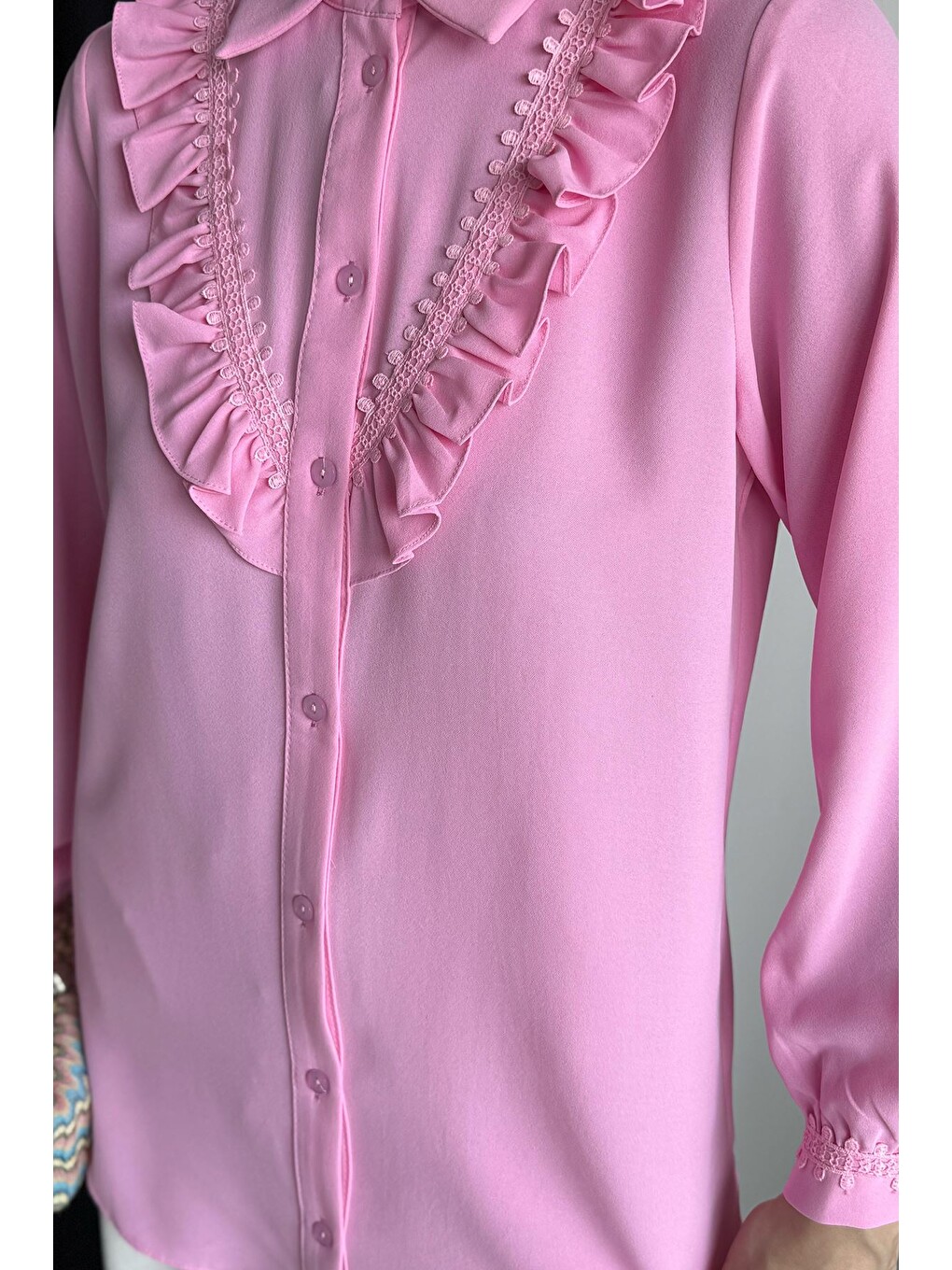 Pembe Güpür Detaylı Fırfırlı Tesettür Gömlek-5