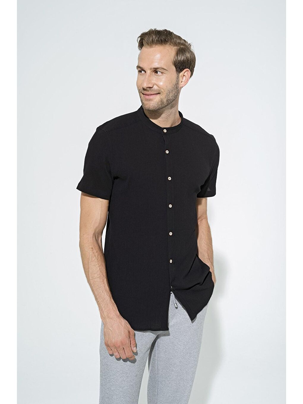Organik Hakim Yaka Tam Pat Kısakol Siyah Gömlek-1
