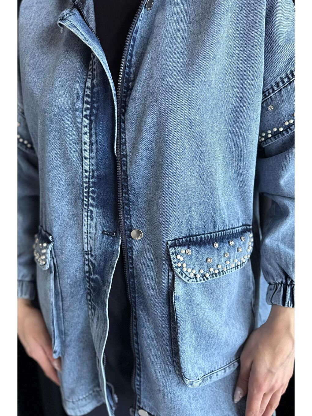 Mavi Kapüşonlu Fermuarlı Taş Detaylı Tesettür Jean Jean Ceket-5