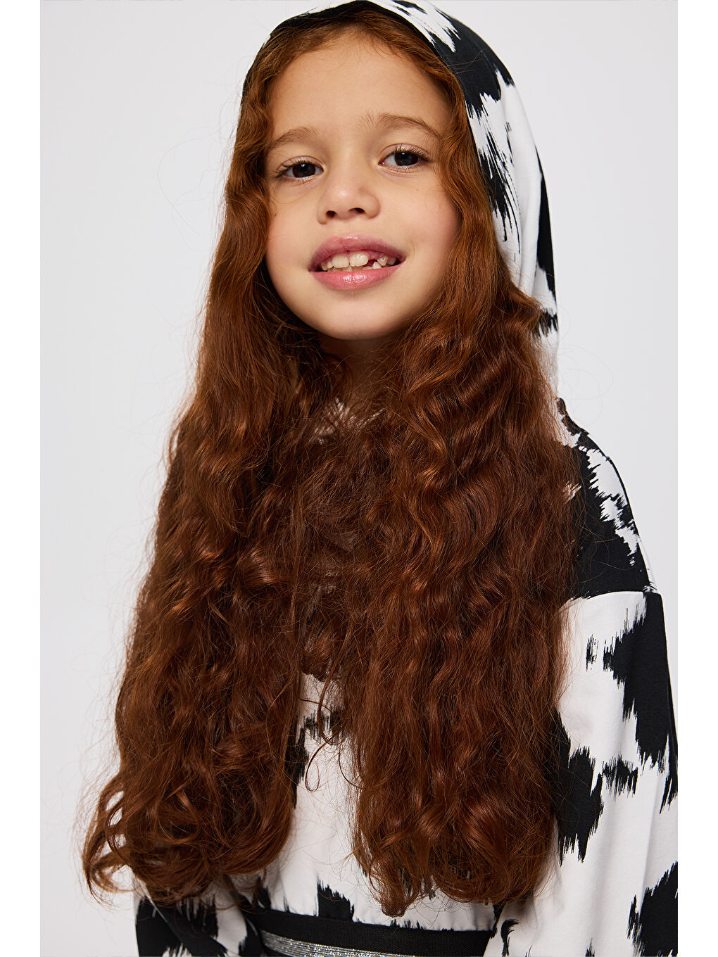 Kız Çocuk Desenli Kapüşonlu Siyah Sweatshirt-3