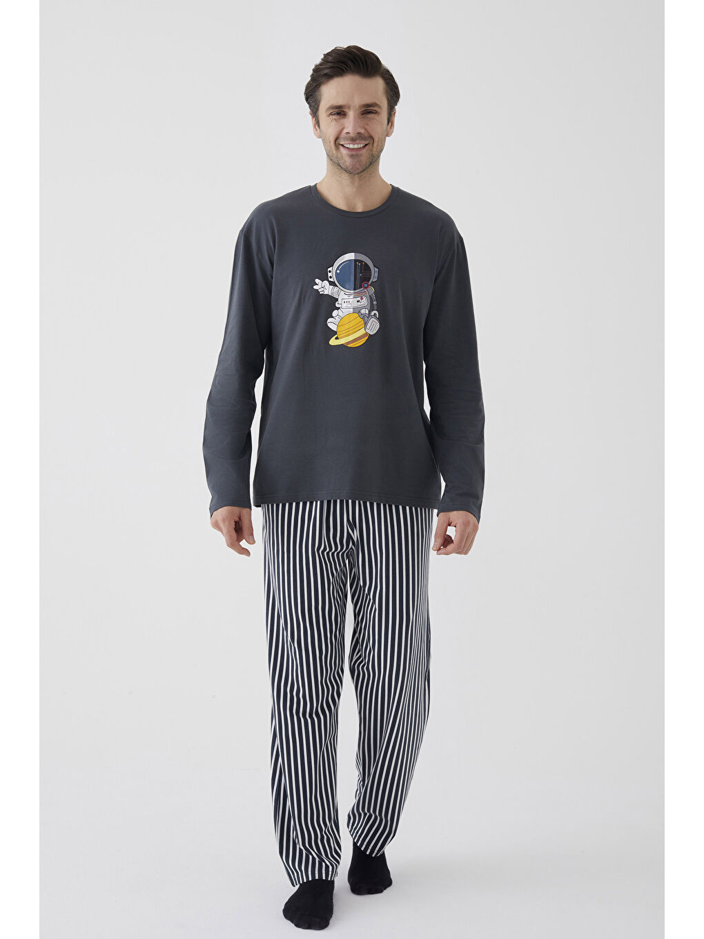 Gri Erkek Pamuklu Uzun Kollu Üst Astronot Baskılı Alt Çizgili Pijama Takımı