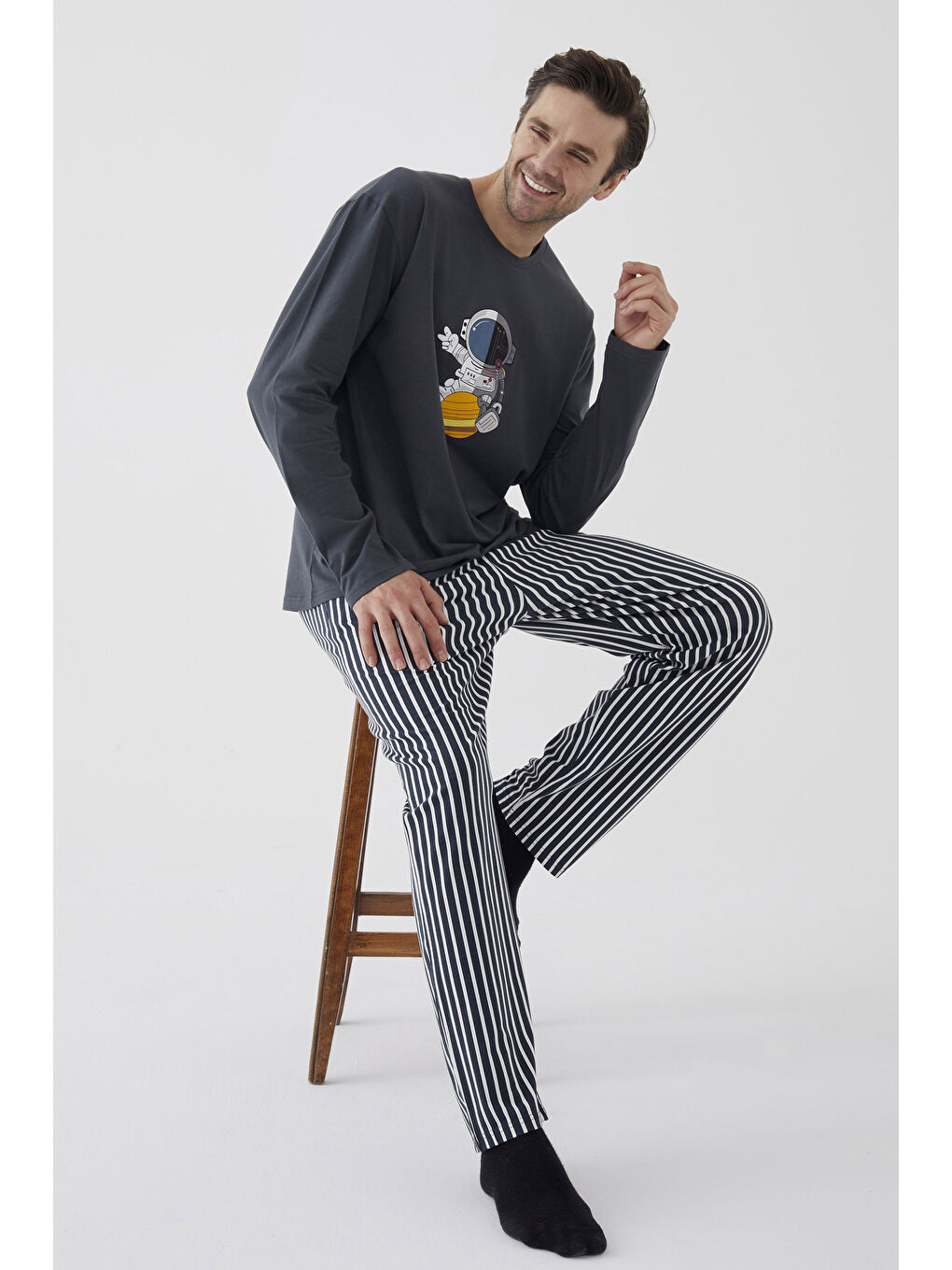 Gri Erkek Pamuklu Uzun Kollu Üst Astronot Baskılı Alt Çizgili Pijama Takımı-1