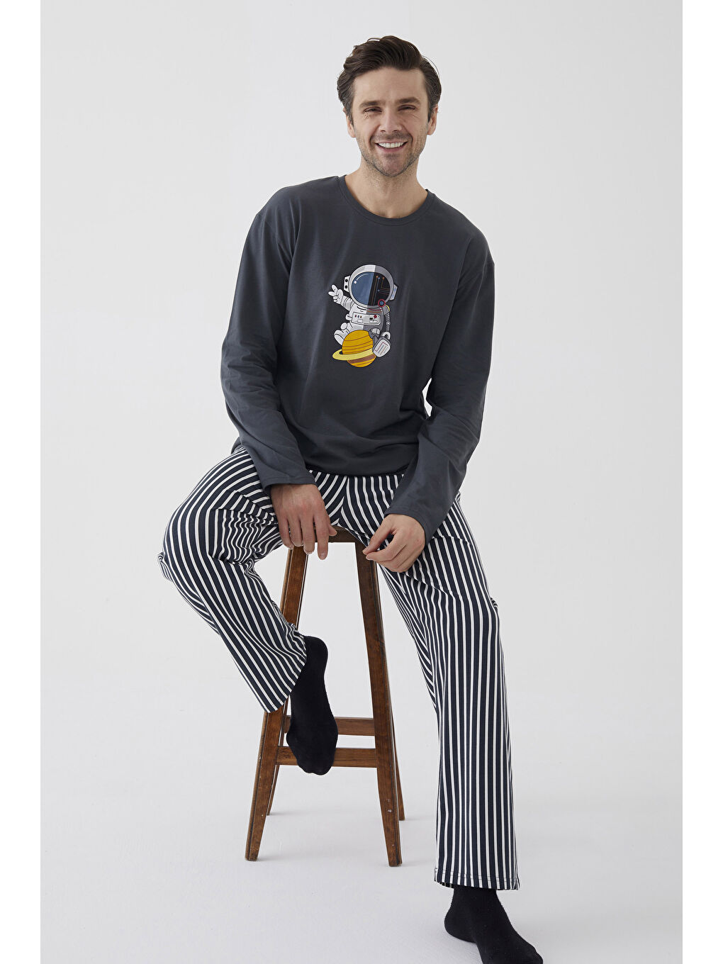 Gri Erkek Pamuklu Uzun Kollu Üst Astronot Baskılı Alt Çizgili Pijama Takımı-3
