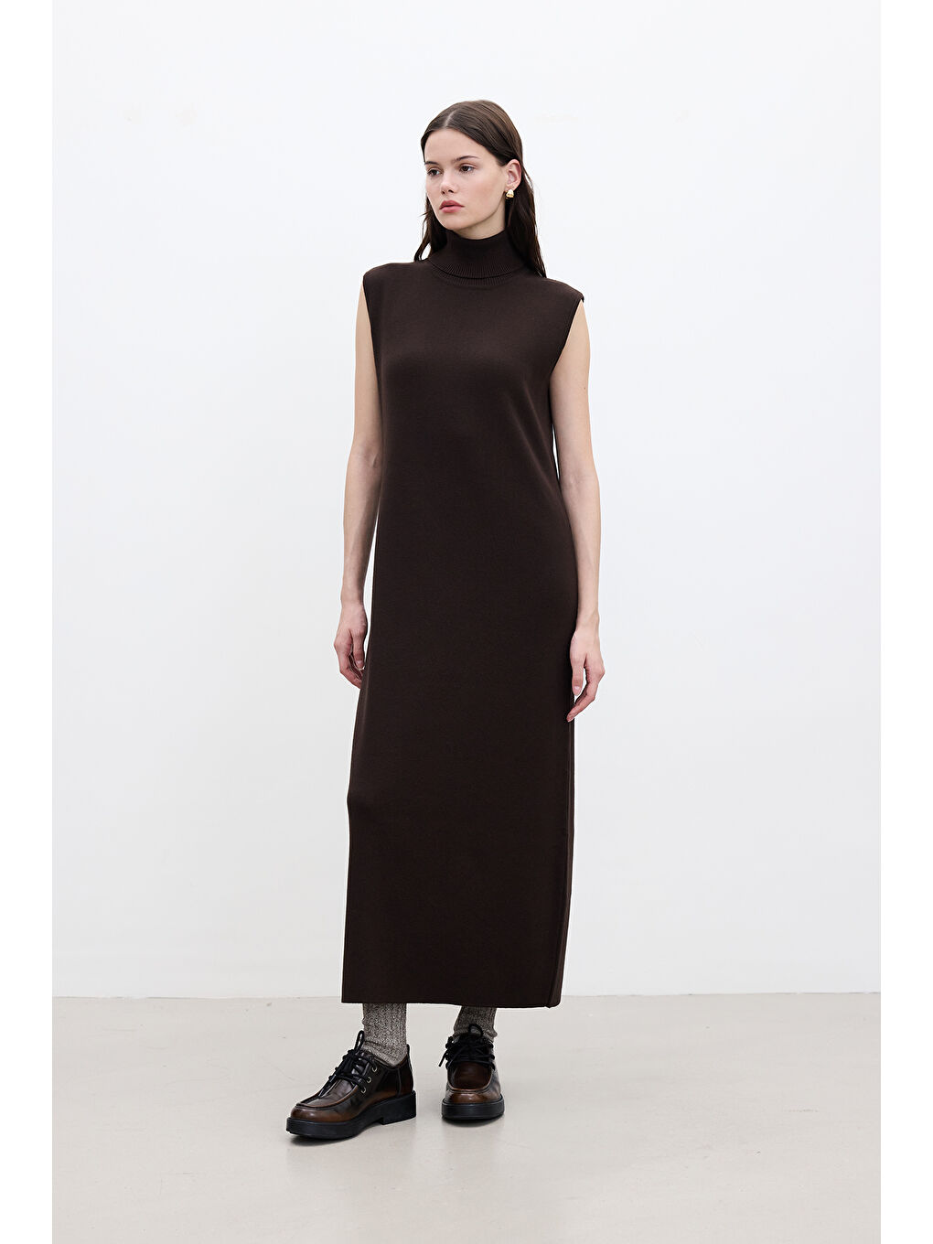 Kolsuz Yüksek Yaka Triko Elbise Kahverengi-2