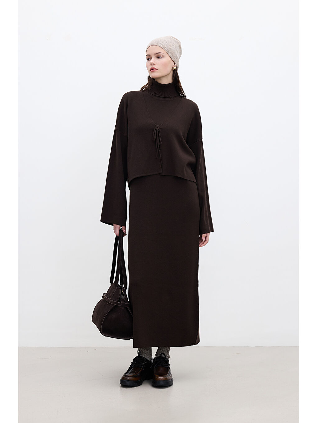 Kolsuz Yüksek Yaka Triko Elbise Kahverengi-4