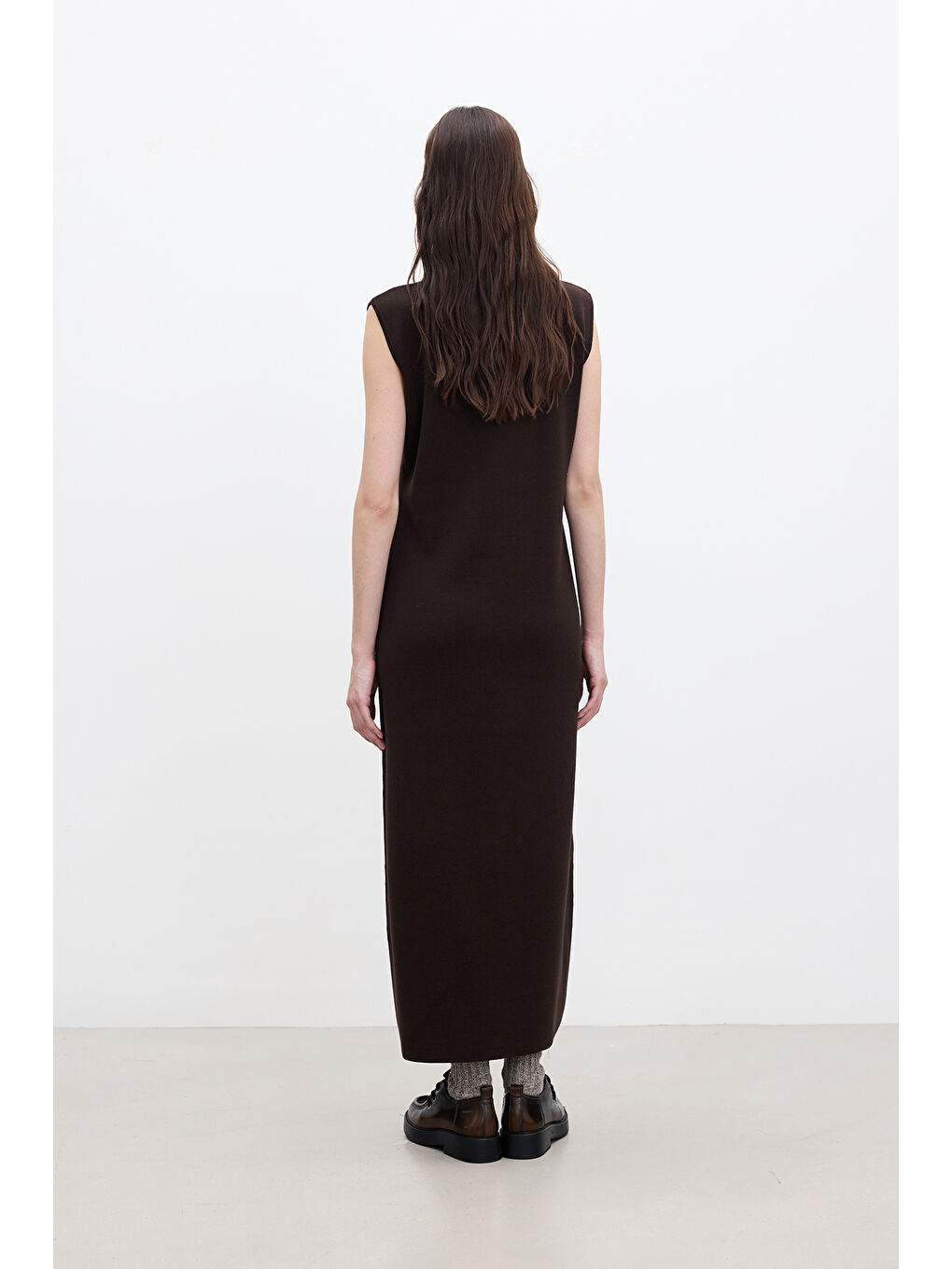 Kolsuz Yüksek Yaka Triko Elbise Kahverengi-5