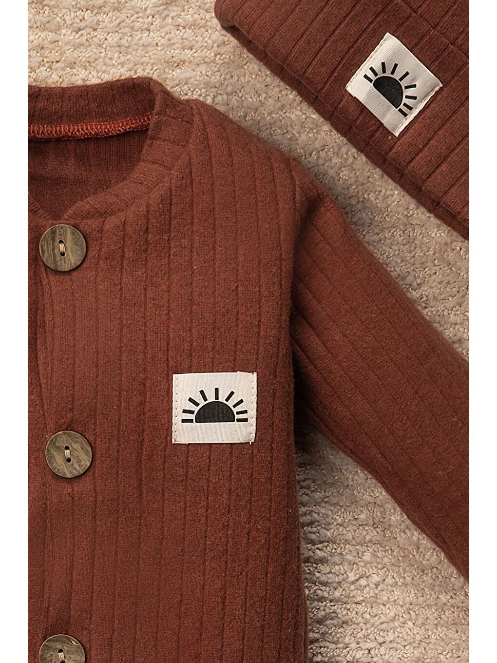 Kırmızı Bereli Güneş Armalı Düz Renk Tulum Bebek Takımı-1