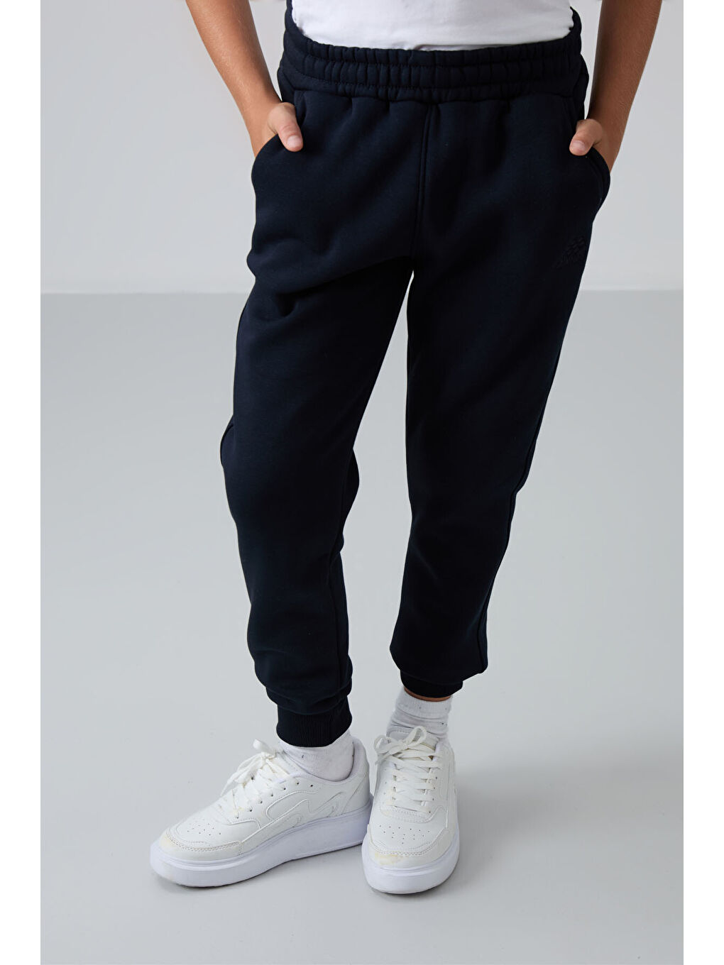 Lacivert Pamuklu Kalın İçi Tüylü Yumuşak Dokulu Standart Fit Nakışlı Erkek Çocuk Eşofman Alt - 1122-3