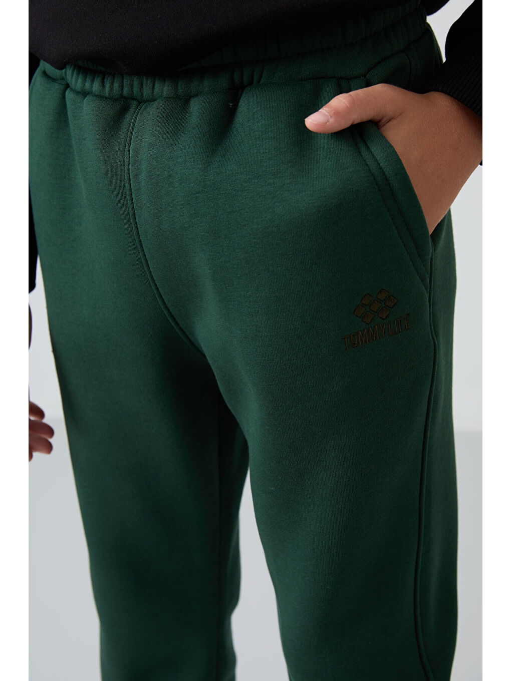 Çam Yeşil Pamuklu Kalın İçi Tüylü Yumuşak Dokulu Standart Fit Nakışlı Erkek Çocuk Eşofman Alt - 112-1