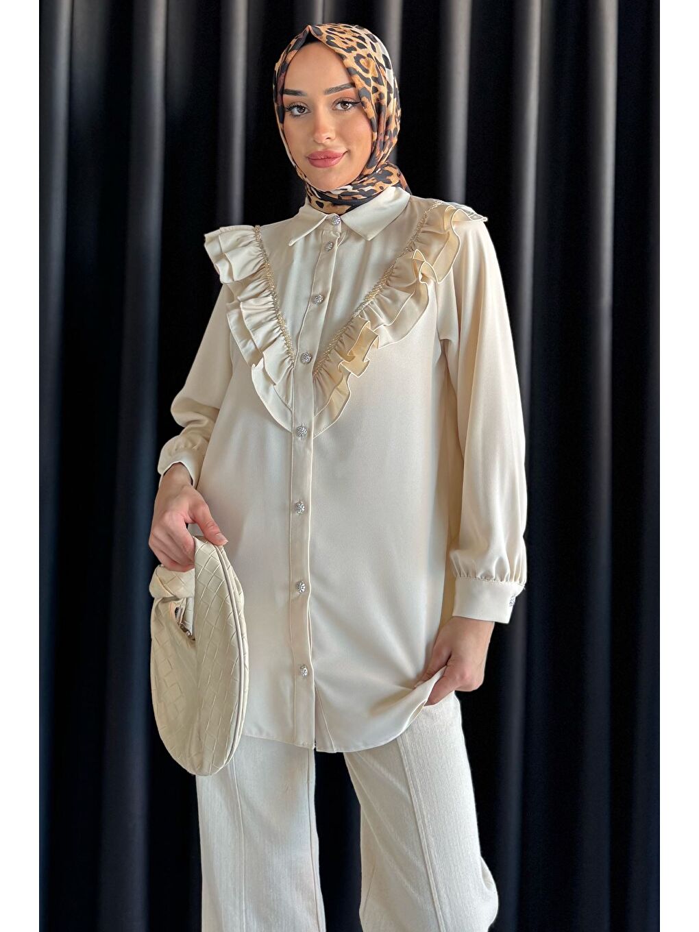 Bej Fırfırlı Taş İşlemeli Tesettür Gömlek-3