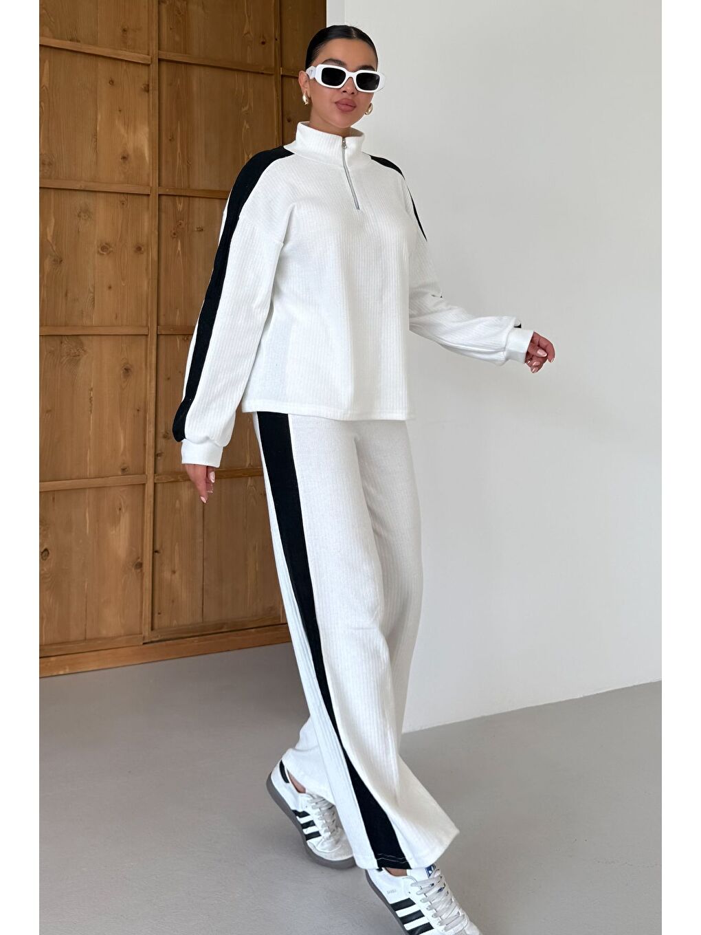 Kadın Beyaz Dik Yaka Yarım Fermuarlı Kalın Çizgi Detaylı Alt-Üst Takım