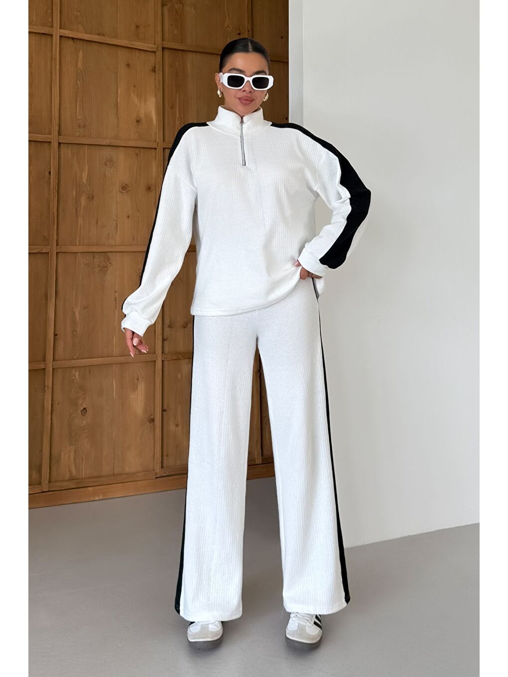 Kadın Beyaz Dik Yaka Yarım Fermuarlı Kalın Çizgi Detaylı Alt-Üst Takım-1