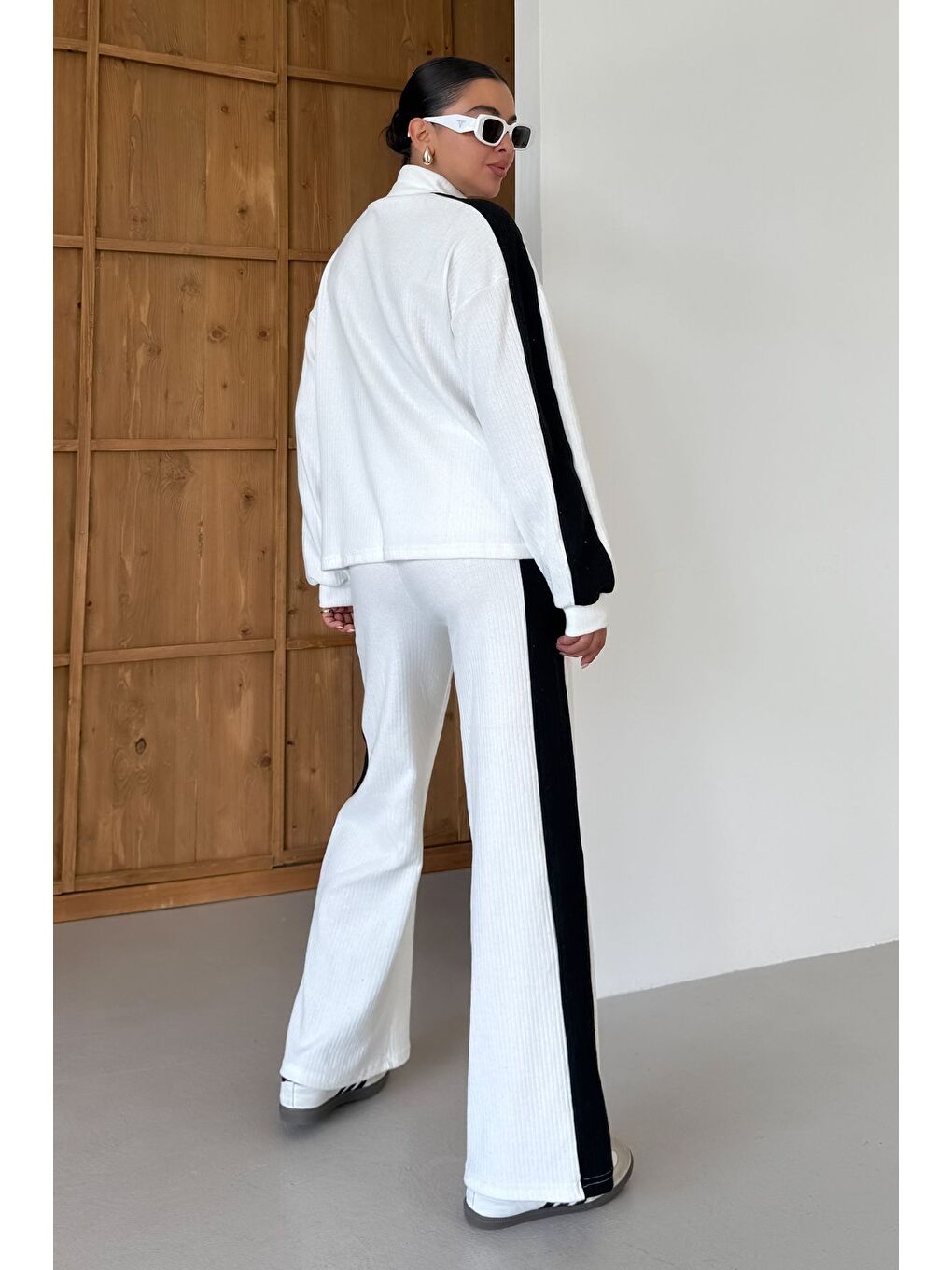 Kadın Beyaz Dik Yaka Yarım Fermuarlı Kalın Çizgi Detaylı Alt-Üst Takım-2