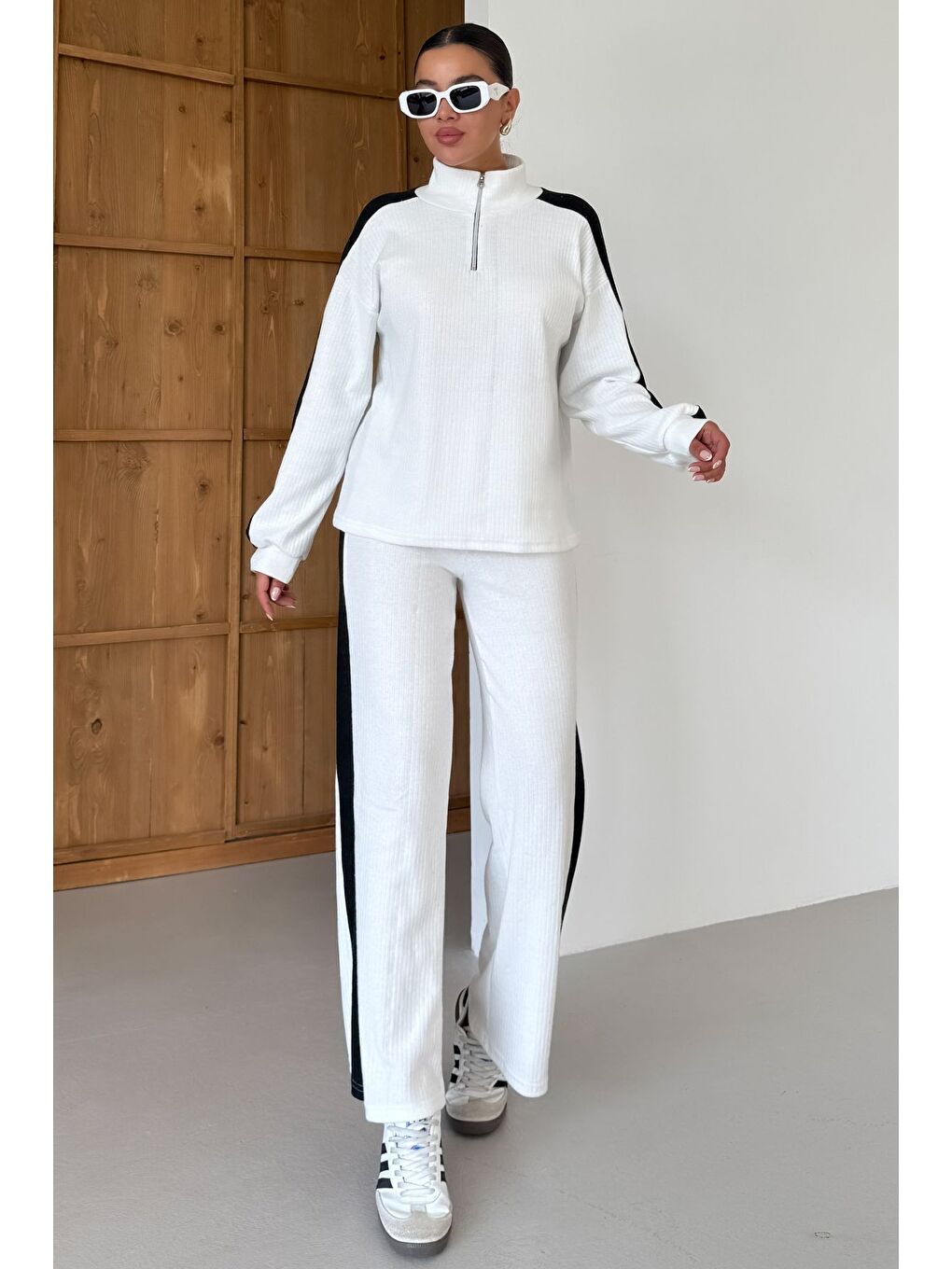 Kadın Beyaz Dik Yaka Yarım Fermuarlı Kalın Çizgi Detaylı Alt-Üst Takım-3