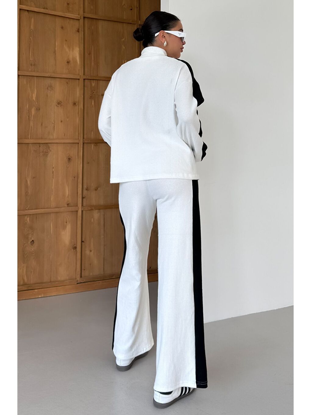 Kadın Beyaz Dik Yaka Yarım Fermuarlı Kalın Çizgi Detaylı Alt-Üst Takım-4