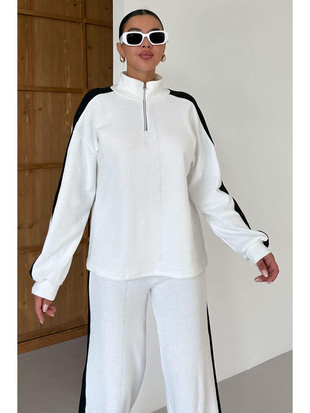 Kadın Beyaz Dik Yaka Yarım Fermuarlı Kalın Çizgi Detaylı Alt-Üst Takım-5