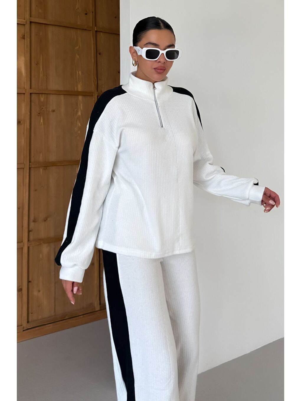 Kadın Beyaz Dik Yaka Yarım Fermuarlı Kalın Çizgi Detaylı Alt-Üst Takım-6