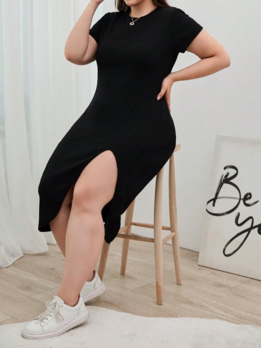 Siyah Kadın Büyük Beden Kısa Kollu Yanı Yırtmaçlı Bisiklet Yaka Viskon Elbise-1