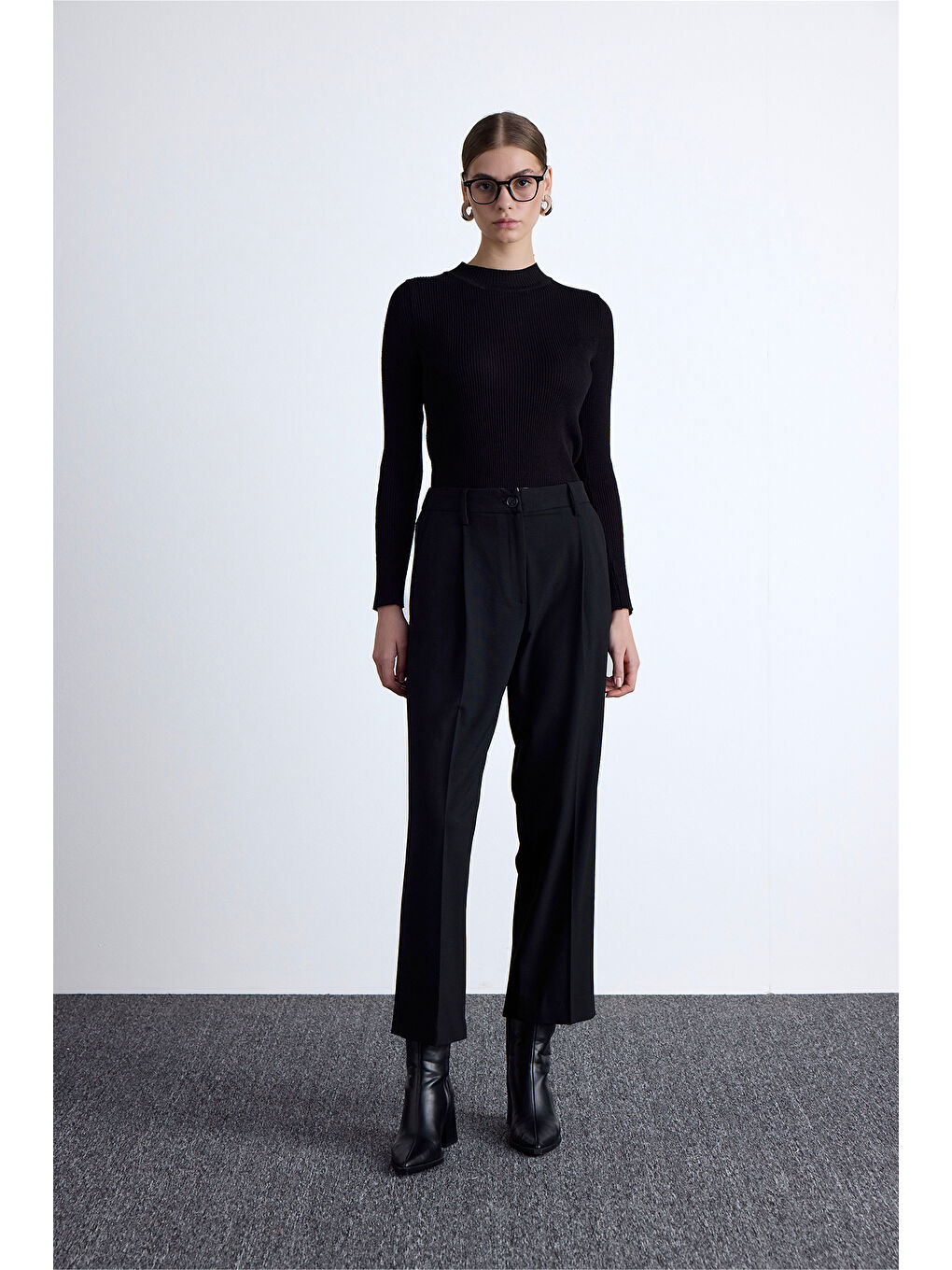 Klasik Kesim Pile Detaylı Pantolon Siyah