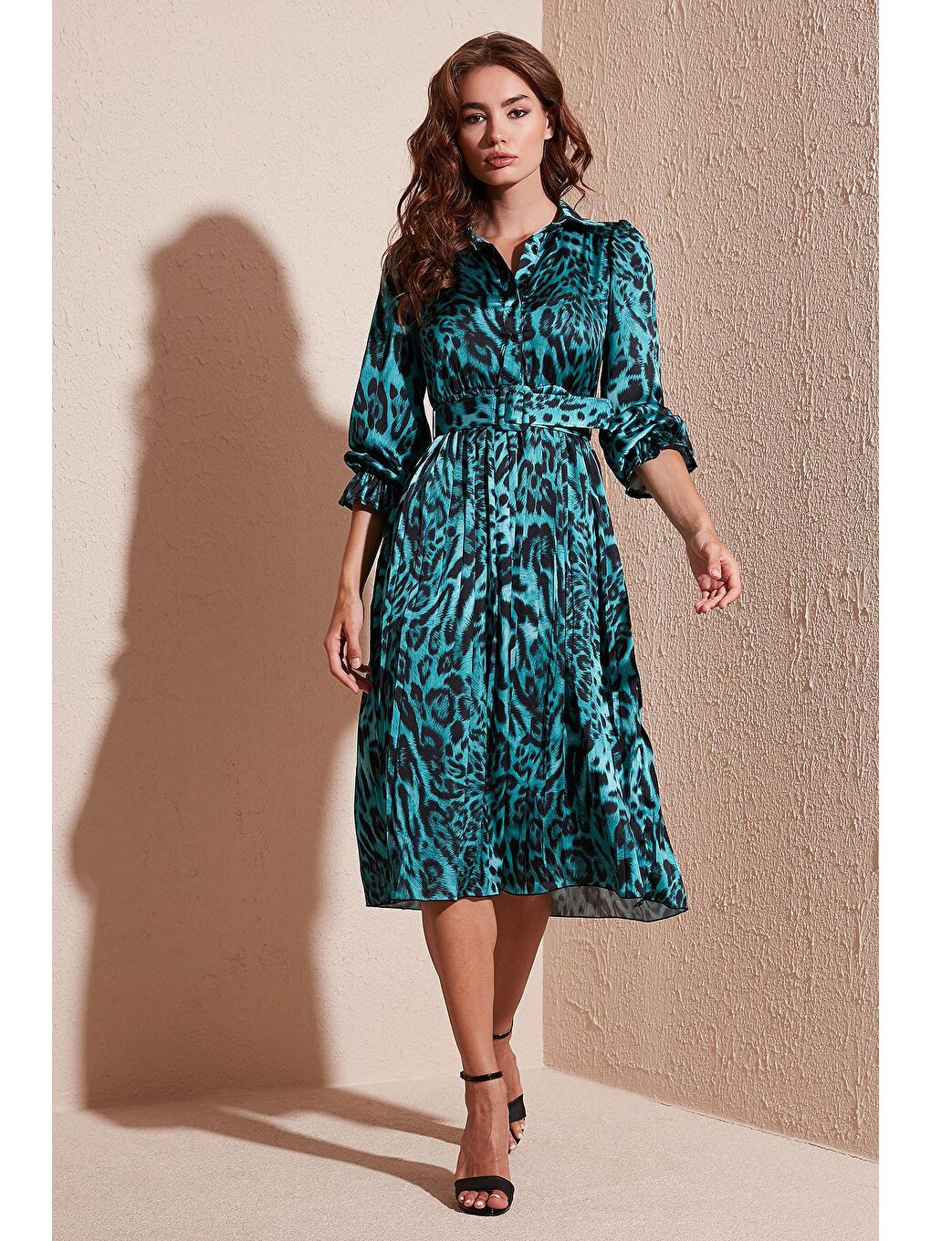 Mavi Leopar Desenli Kemerli Kol Detaylı Piliseli Midi Elbise 611EL201