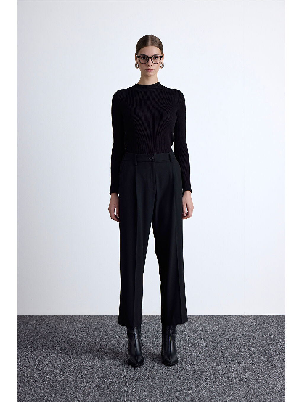 Klasik Kesim Pile Detaylı Pantolon Siyah-2