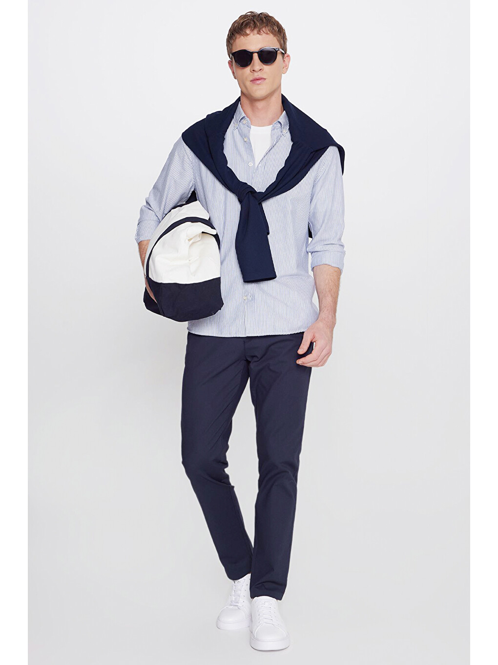 Erkek Beyaz-lacivert Pamuklu Slim Fit Dar Kesim Düğmeli Yaka Çizgili Gömlek-1
