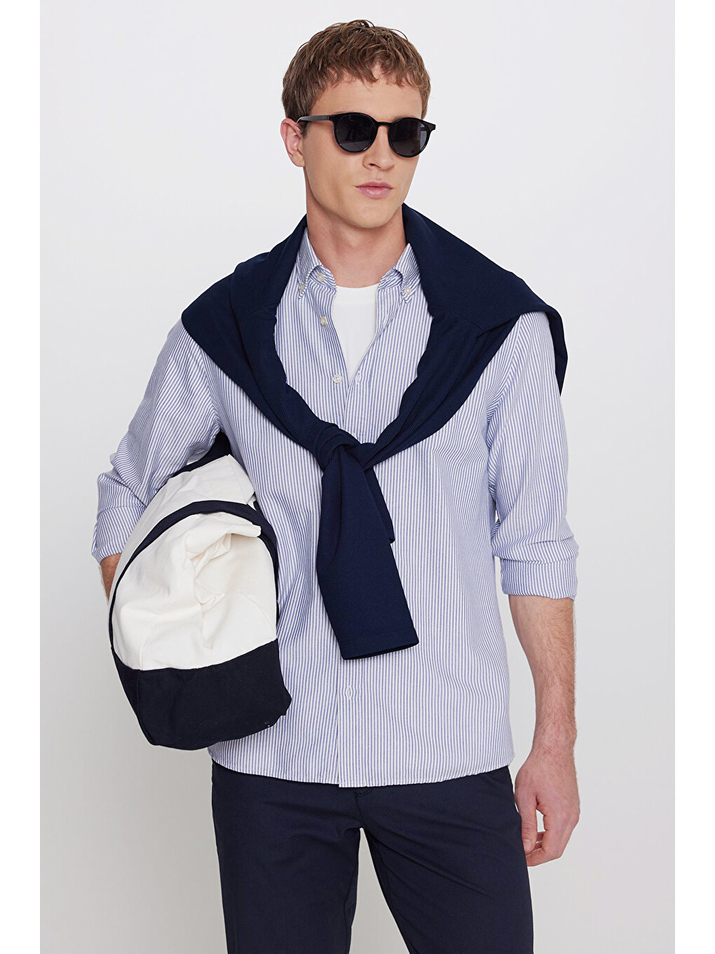 Erkek Beyaz-lacivert Pamuklu Slim Fit Dar Kesim Düğmeli Yaka Çizgili Gömlek