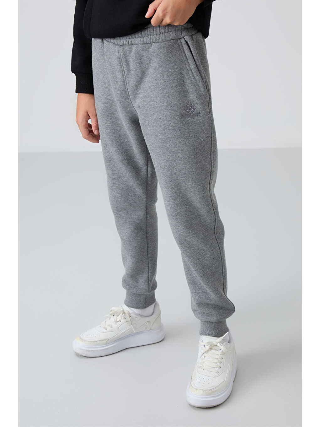 Gri Melanj Pamuklu Kalın İçi Tüylü Yumuşak Dokulu Standart Fit Nakışlı Erkek Çocuk Eşofman Alt - 11-2