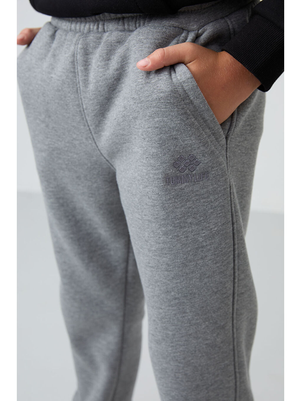 Gri Melanj Pamuklu Kalın İçi Tüylü Yumuşak Dokulu Standart Fit Nakışlı Erkek Çocuk Eşofman Alt - 11-3