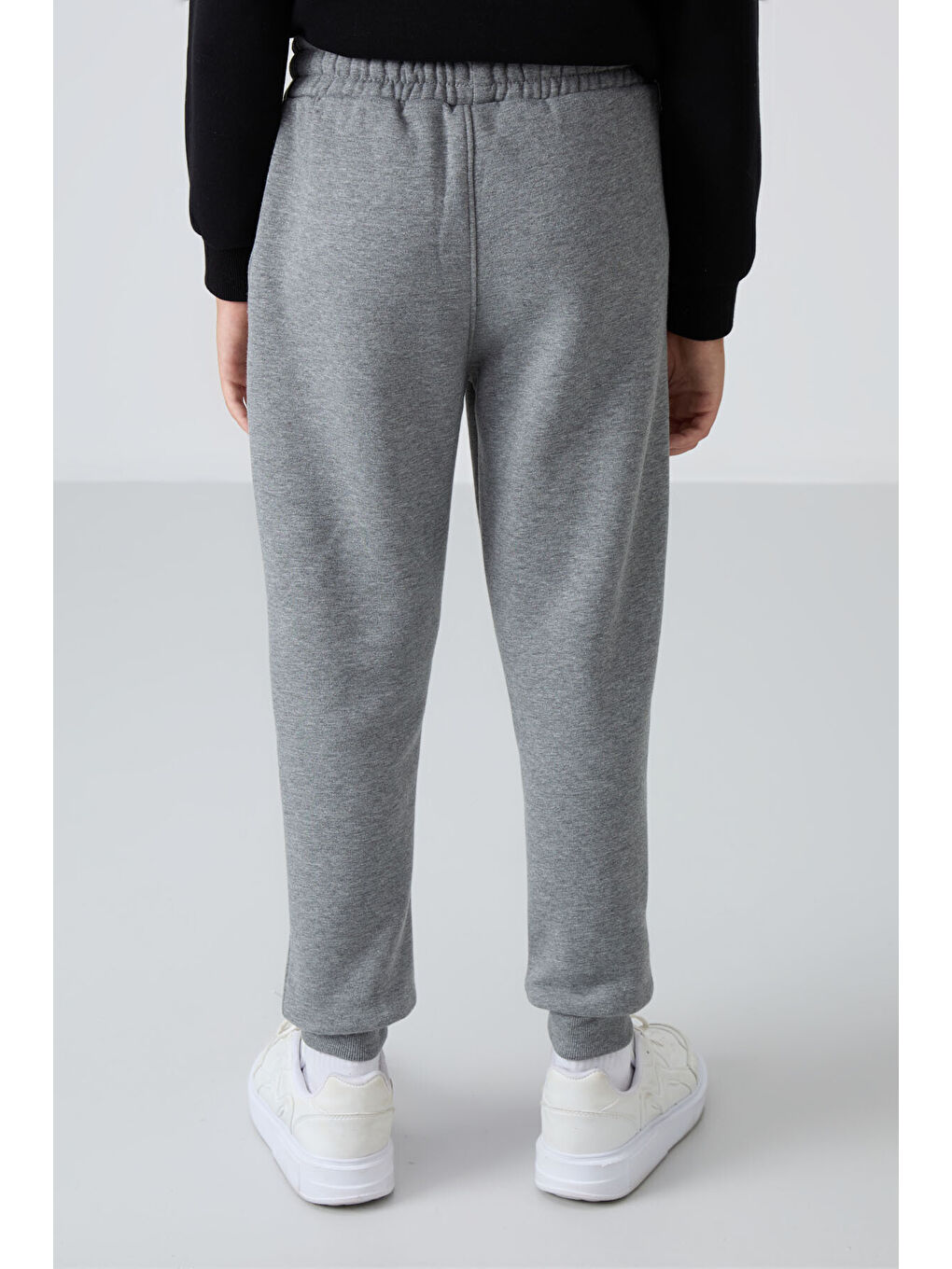 Gri Melanj Pamuklu Kalın İçi Tüylü Yumuşak Dokulu Standart Fit Nakışlı Erkek Çocuk Eşofman Alt - 11-4