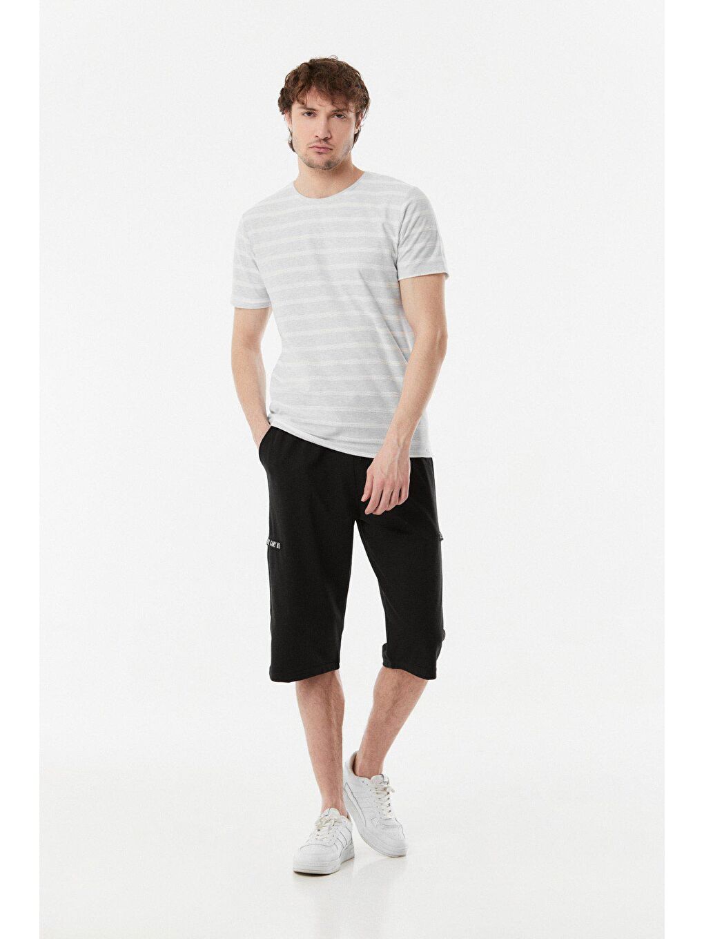 Siyah Baskılı Beli Bağcıklı Kargo Cebi Fermuarlı Kapri-1