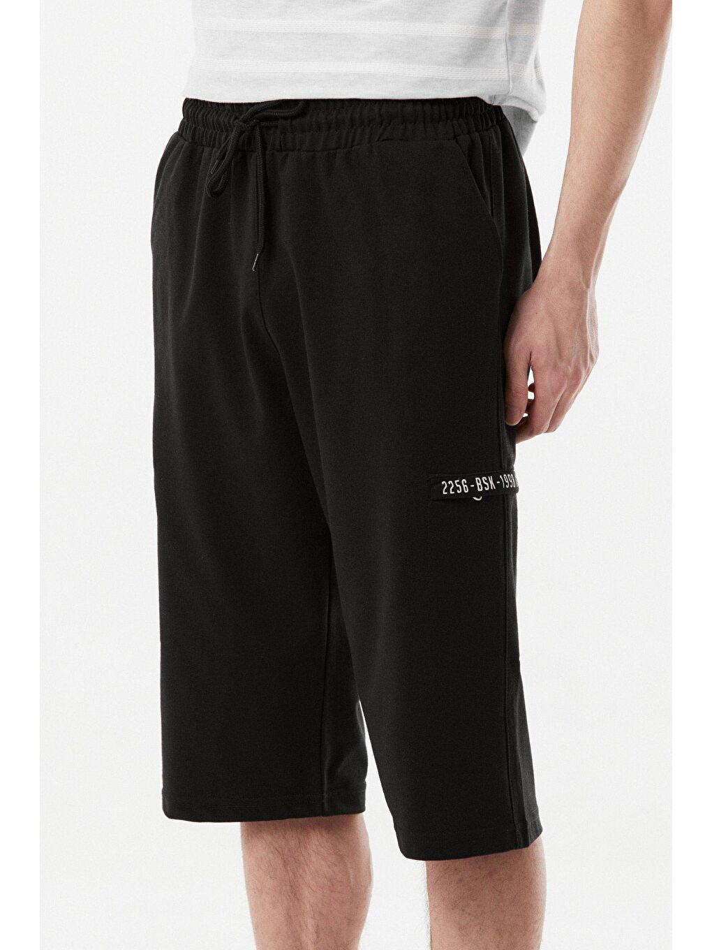 Siyah Baskılı Beli Bağcıklı Kargo Cebi Fermuarlı Kapri-3