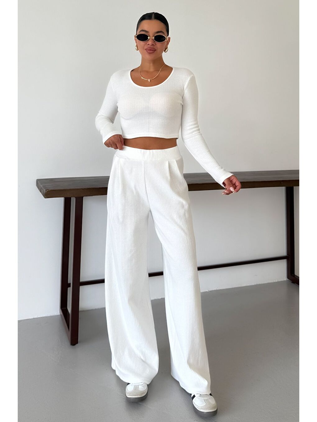 Kadın Beyaz Yuvarlak Yaka Bluzlu Alt-Üst Pantolonlu İnterlok Takım