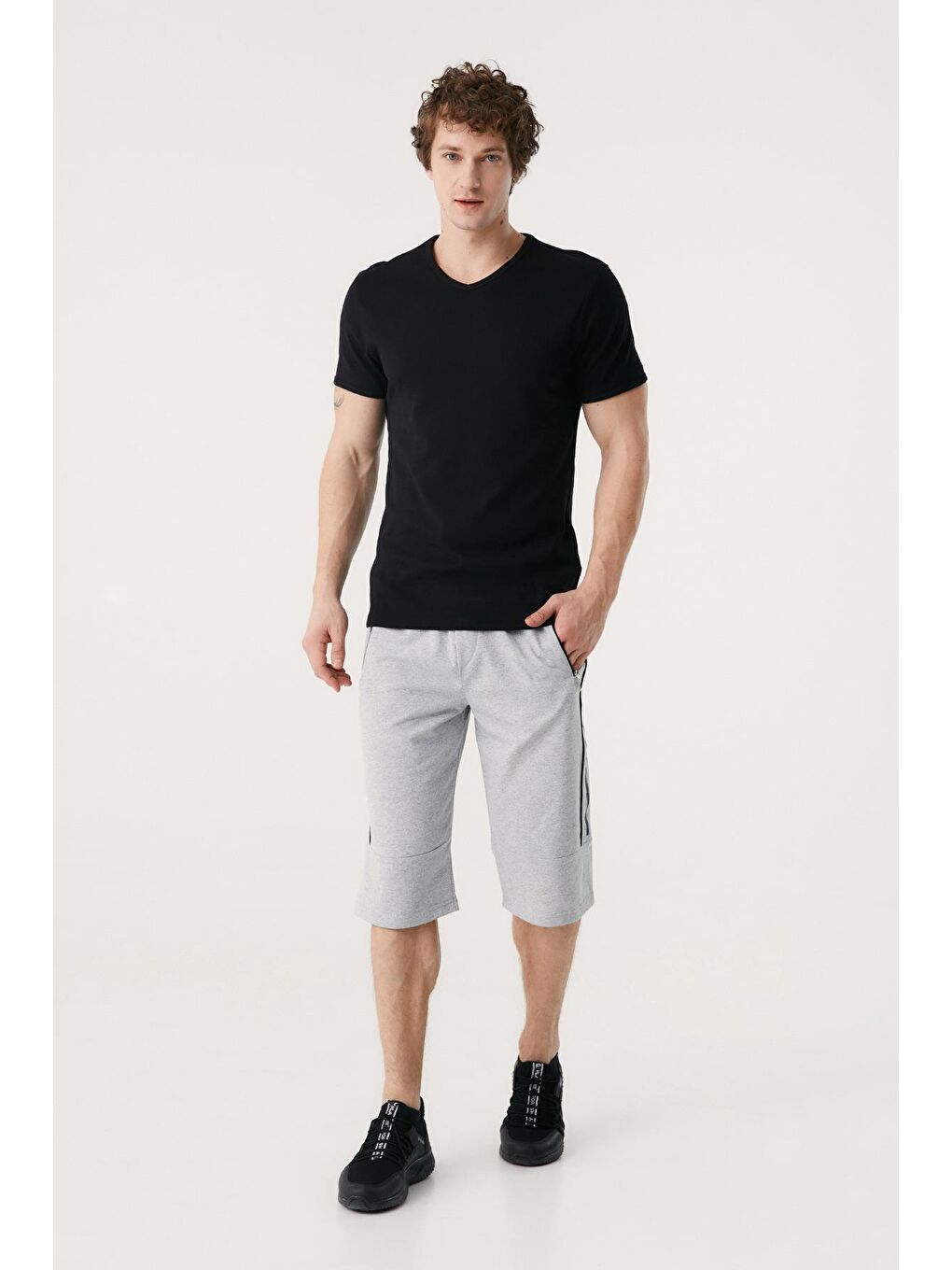 Gri Dikiş Detaylı Cebi Fermuarlı Kapri-1