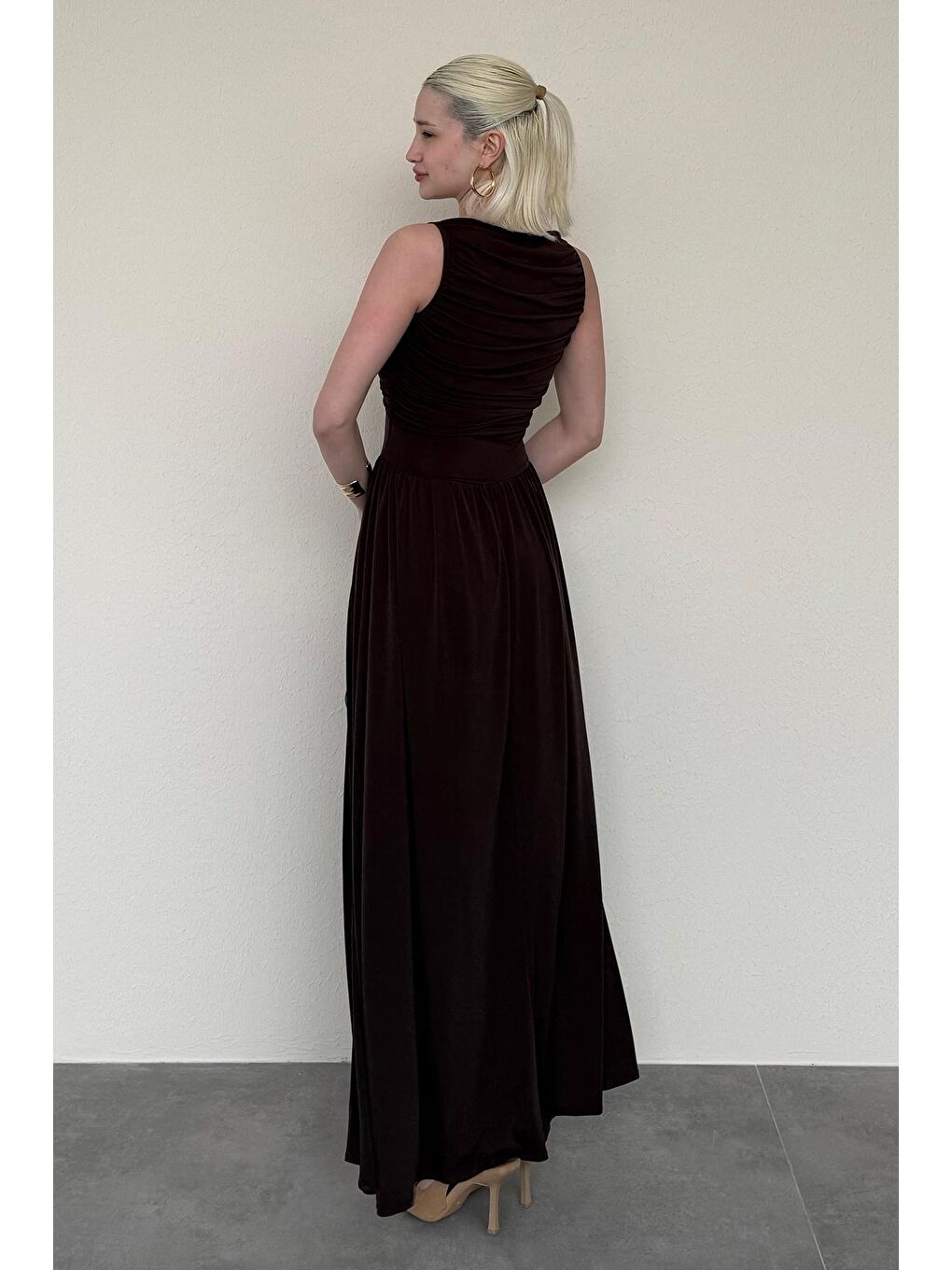 Kahverengi Önü Dökümlü Uzun Boy Kadın Elbise Mg2364-3